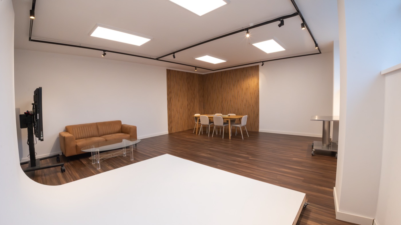Studio ruimte met white backdrop en lounge